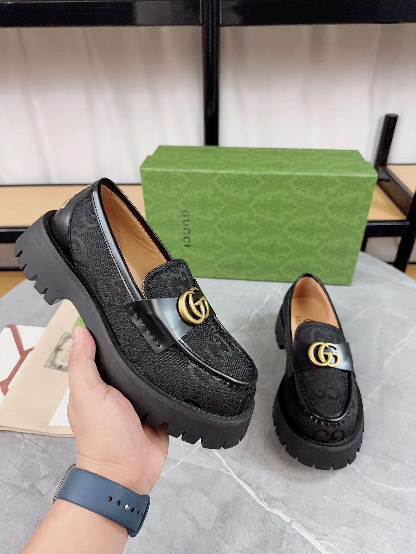 👟👟Ex-factory price 520👟👟Gucci2023 new model, double GG groove thick-soled Loaf platform shoes. The original version is made 1:1. Super beautiful quality, classic model at the counter. ❶Upper: original open edge beaded cowhide ❷Inner lining: water-dyed cowhide ❸Feet: water-dyed cowhide ❹Outsole: ultra-light original sole ❺thick sole heightening: 3.5cn ❻Packing: original packaging ❼Number: 35-42 (41 41 customized, non-returnable) Men's model: 38-46 (45, 46 customized, non-returnable)